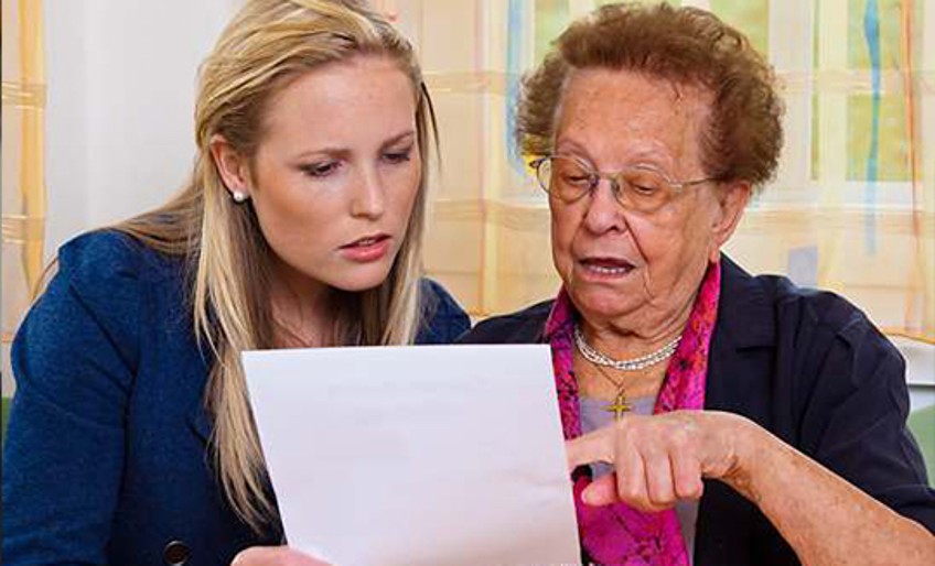 Erbrechtsschutz: Oma sichtet mit Enkelin Dokumente